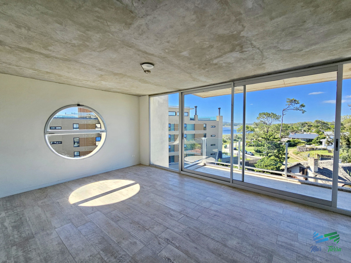 Apartamento ID.5677 - Alquiler anual apartamento penthouse frente al mar 3 dormitorios, Playa Mansa, Pinares, Punta del Este.