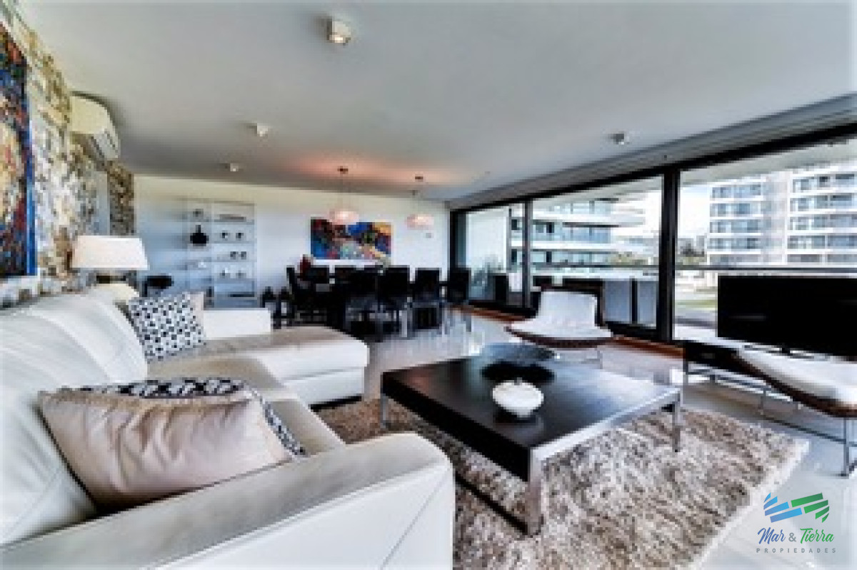 Apartamento ID.2724 - Vendo apartamento 4 dormitorios en primera línea de playa brava, Punta del Este.