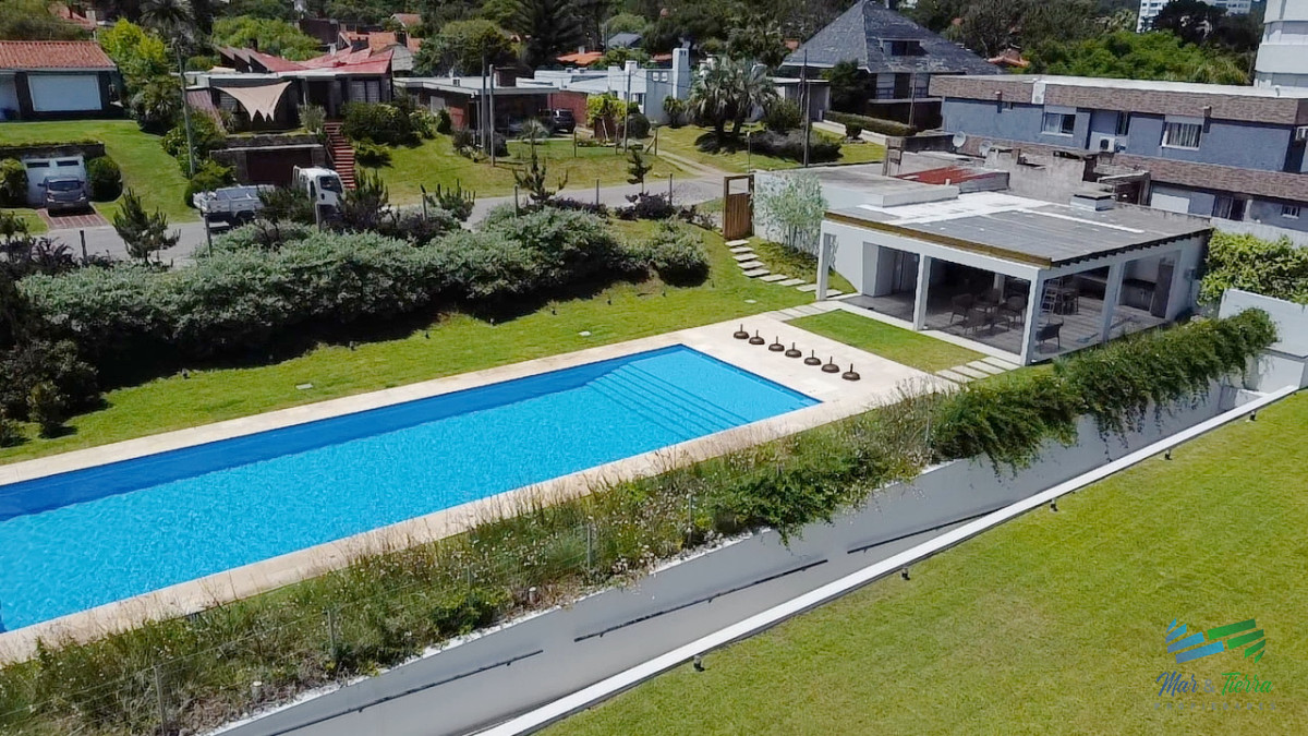 Apartamento ID.4944 - Venta de apartamento en primera línea sobre playa mansa de 3 suites más dependencia de servicio con baño en playa mansa Punta del este 