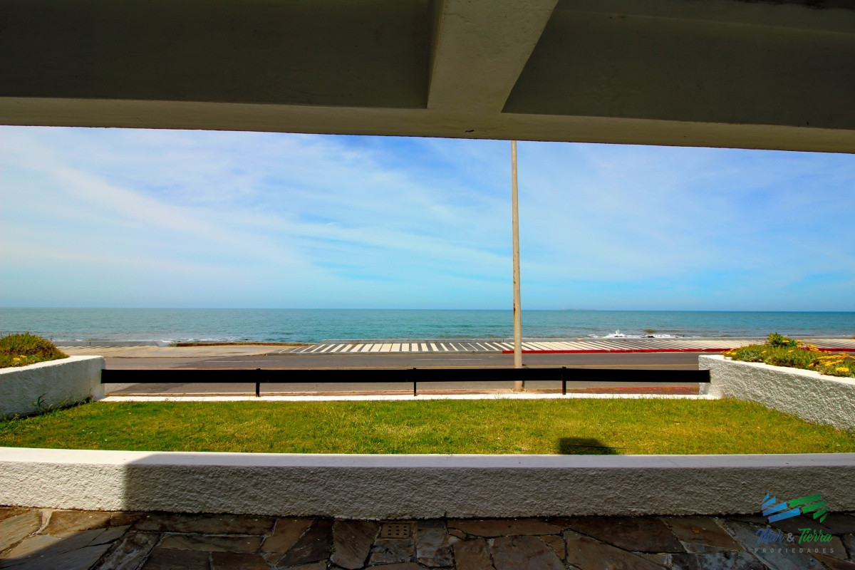 Apartamento ID.25 - Apartamento de 3 dormitorios frente al mar en venta y alquiler, Peninsula, Punta del Este.