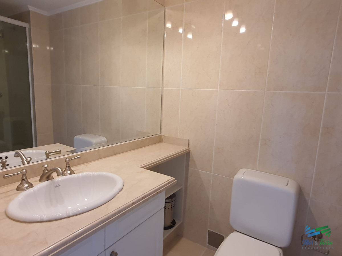 Apartamento ID.444 - Torre de categoría en primera línea sobre playa mansa.
