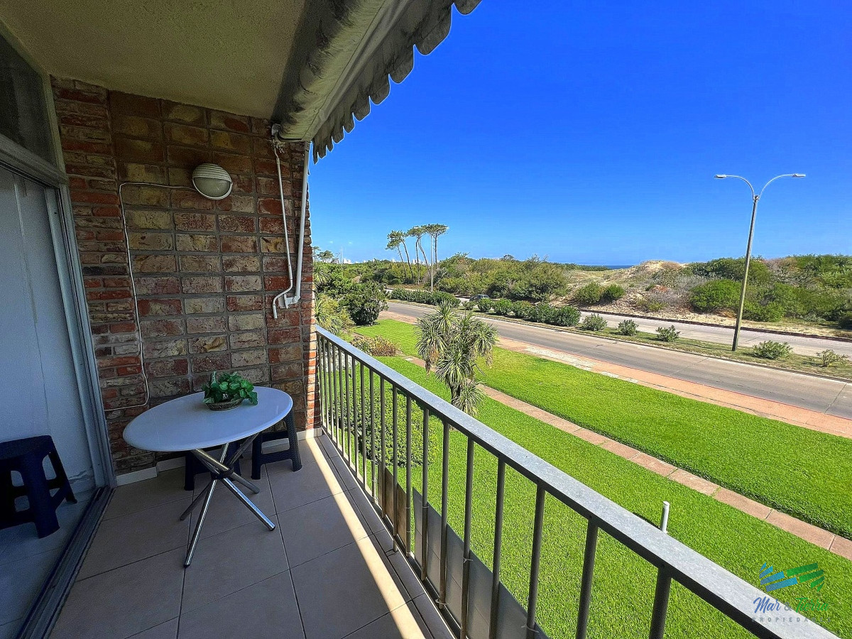 Apartamento ID.4482 - Venta de apartamento un dormitorio y medio primera línea playa Mansa Punta del Este
