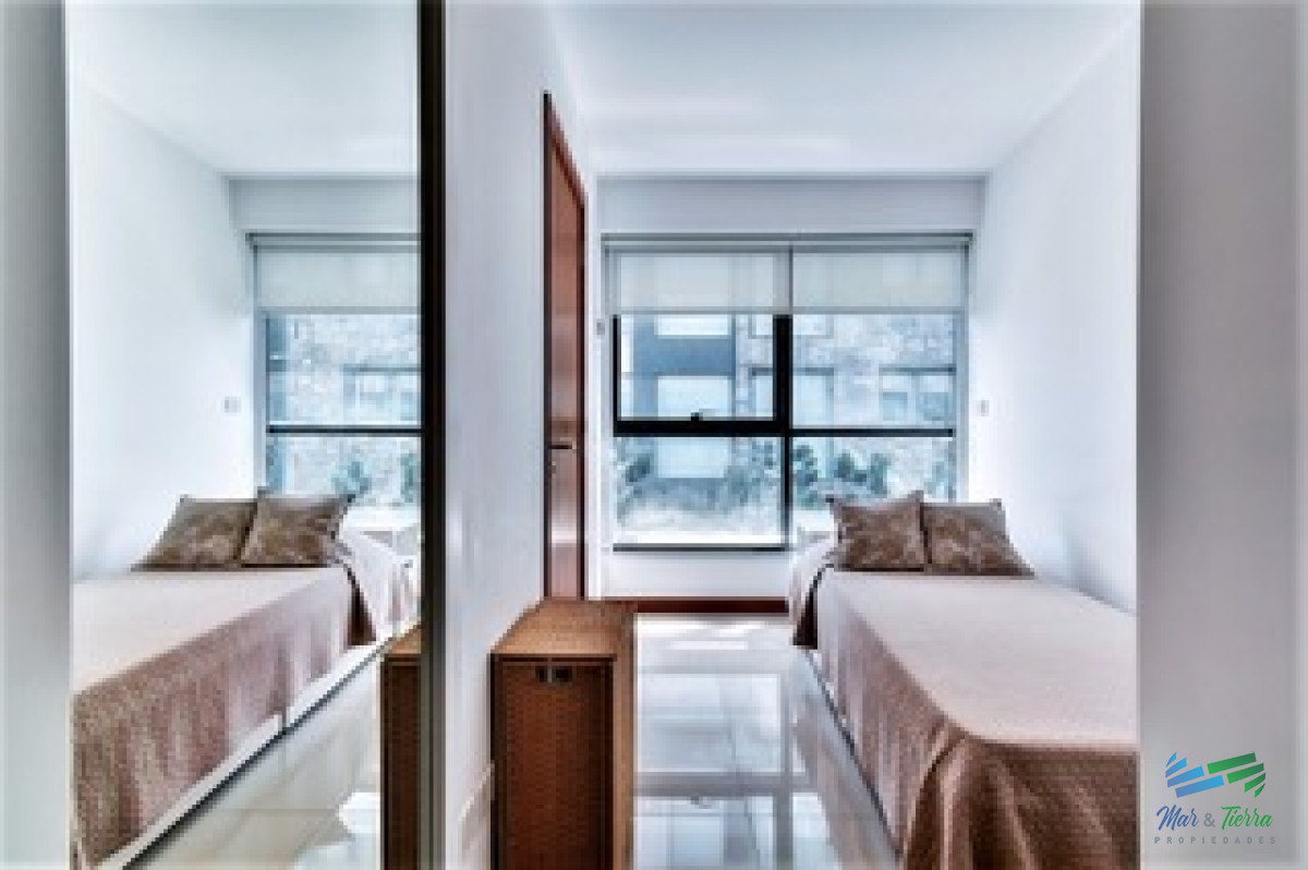 Apartamento ID.2724 - Vendo apartamento 4 dormitorios en primera línea de playa brava, Punta del Este.