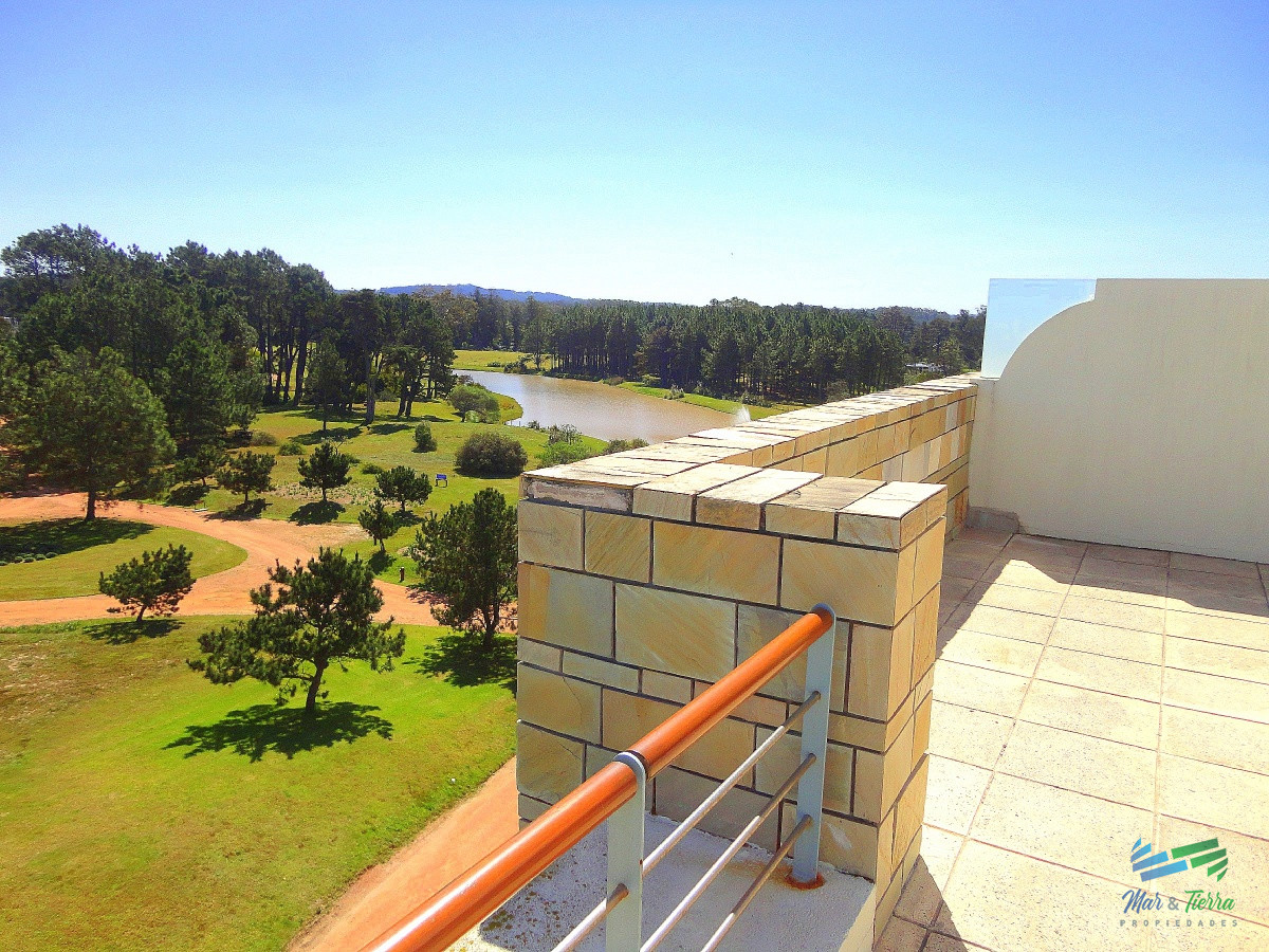 Apartamento ID.3947 - Venta de apartamento dúplex en complejo Veramansa sobre playa Mansa de punta del Este