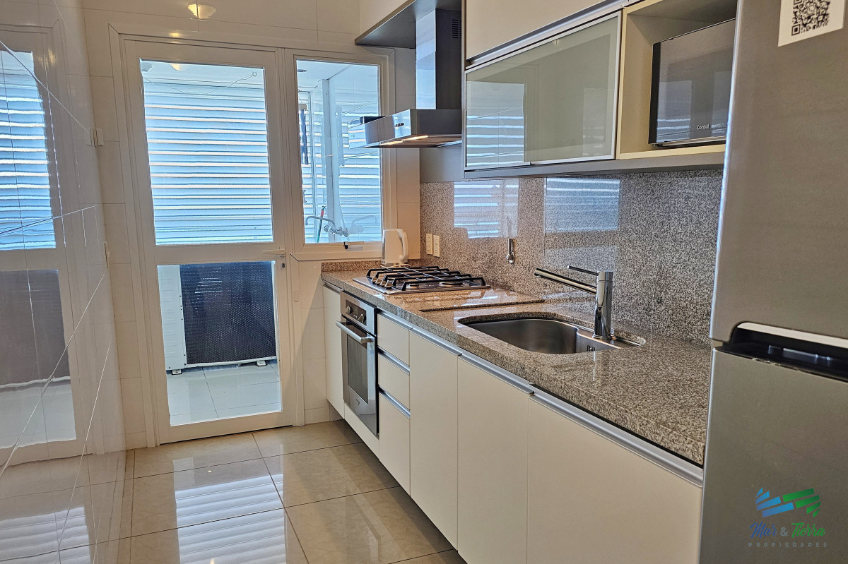 Apartamento ID.3664 - Alquilo apartamento 3 dormitorios frente al mar con servicios, Playa Mansa, Punta del Este