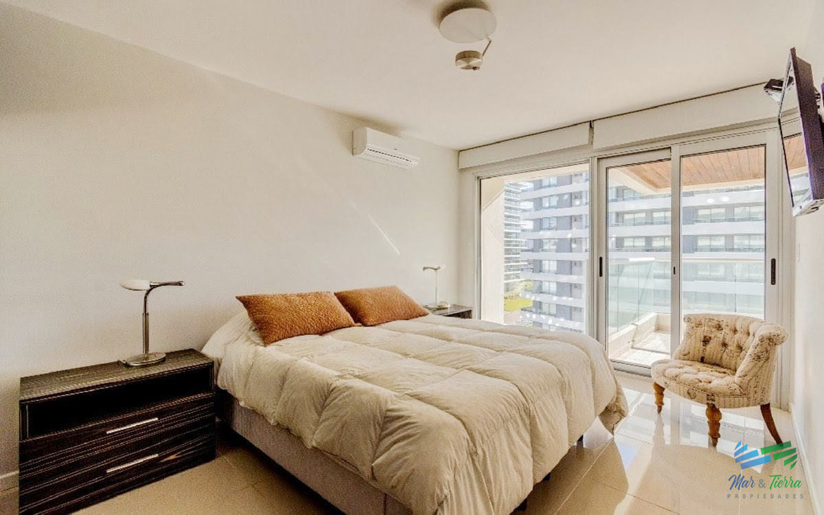 Apartamento ID.4125 - Venta apartamento de 2 dormitorios y medio con gran terraza en Playa Brava Punta del este