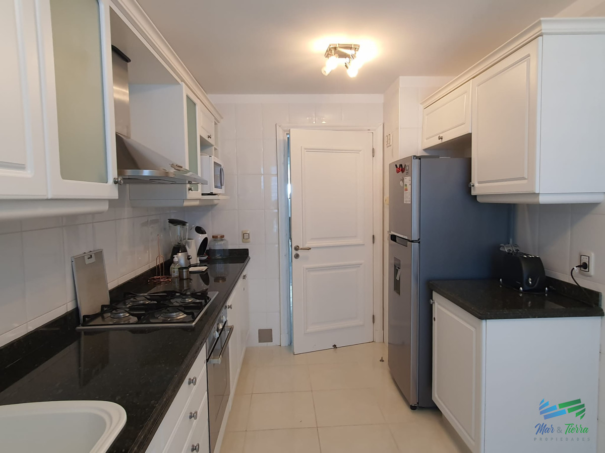 Apartamento ID.444 - Torre de categoría en primera línea sobre playa mansa.