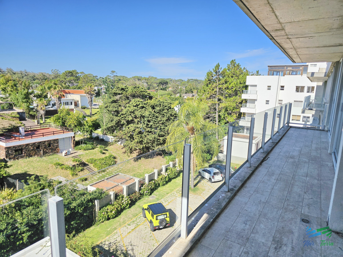 Apartamento ID.5677 - Alquiler anual apartamento penthouse frente al mar 3 dormitorios, Playa Mansa, Pinares, Punta del Este.