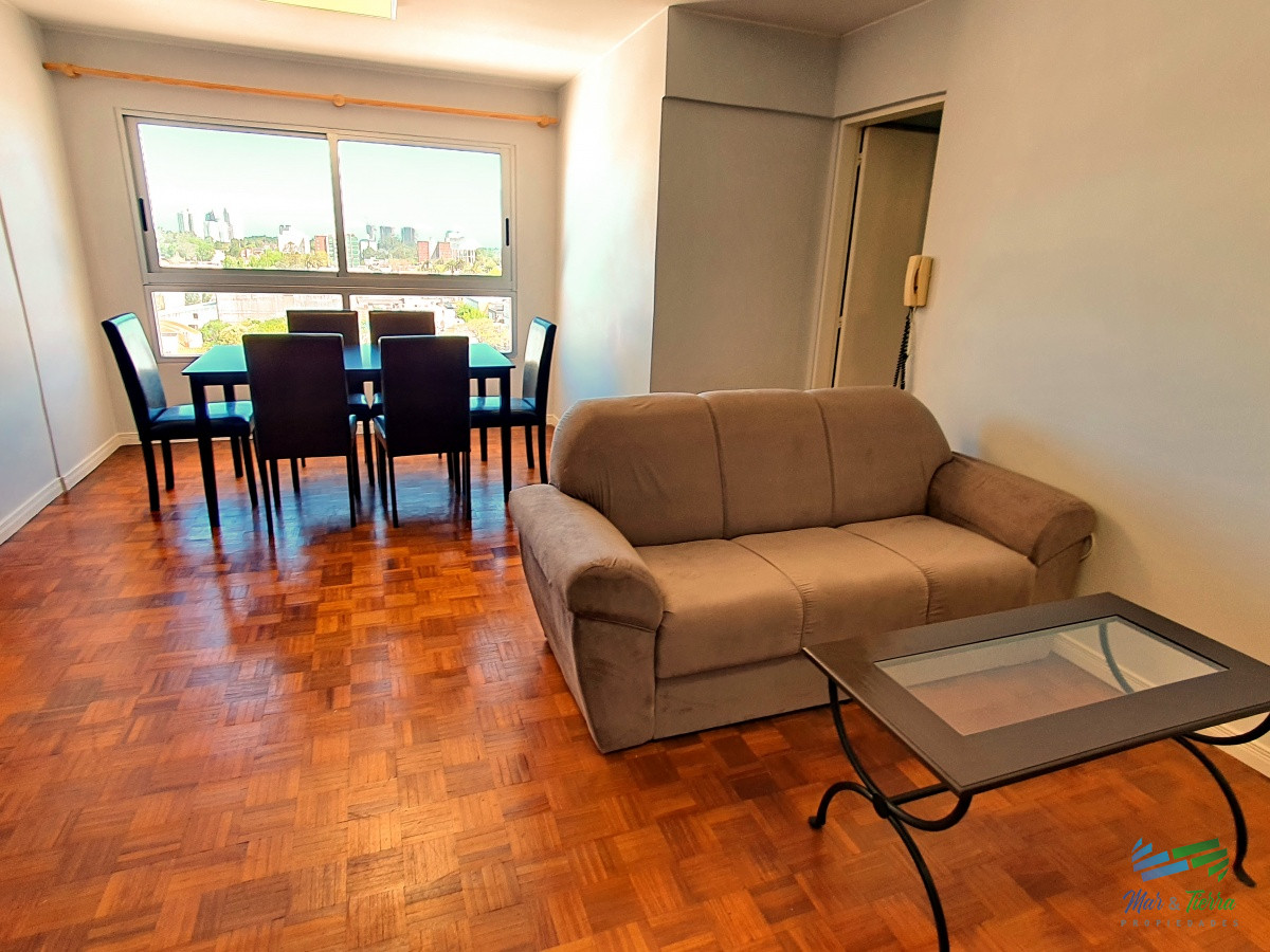 Apartamento ID.2512 - En alquiler y venta..  apartamento reciclado de 3 dormitorios en el centro de Maldonado, piso alto.