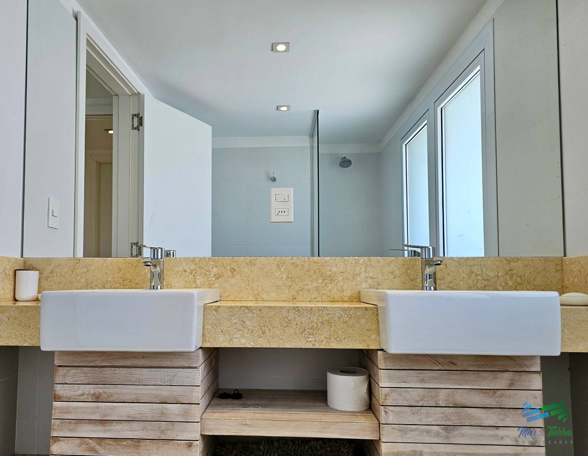 Apartamento ID.4944 - Venta de apartamento en primera línea sobre playa mansa de 3 suites más dependencia de servicio con baño en playa mansa Punta del este 