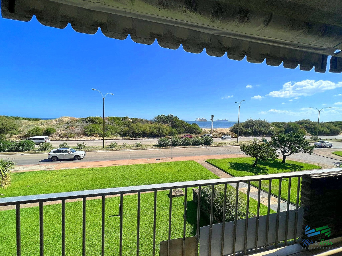 Apartamento ID.4482 - Venta de apartamento un dormitorio y medio primera línea playa Mansa Punta del Este