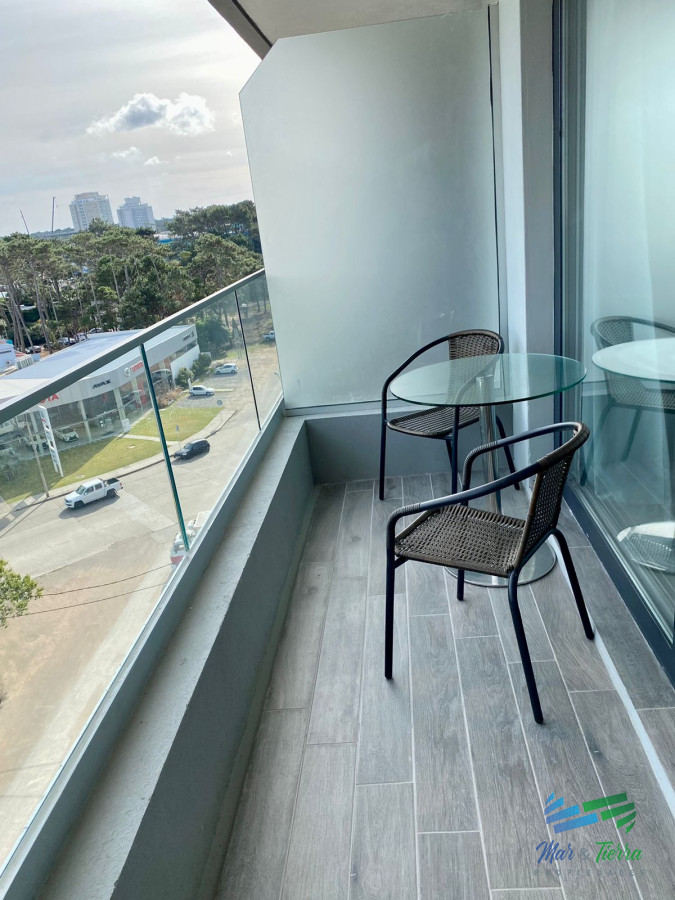 Apartamento ID.4378 - Alquilo por invierno amplio monoambiente con balcón al frente y buenos servicios, parada 5, Punta del Este