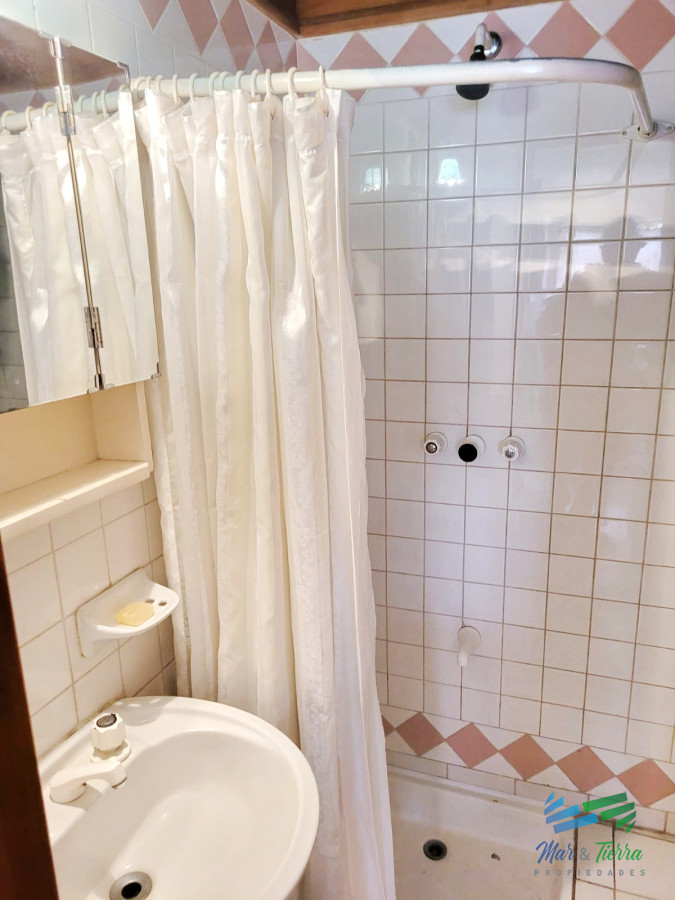 Apartamento ID.1067 - Vendo apartamento 2 dormitorios, con gran terraza y parrillero propio, servicio de mucamas y piscina. Peninsula, Punta del Este.