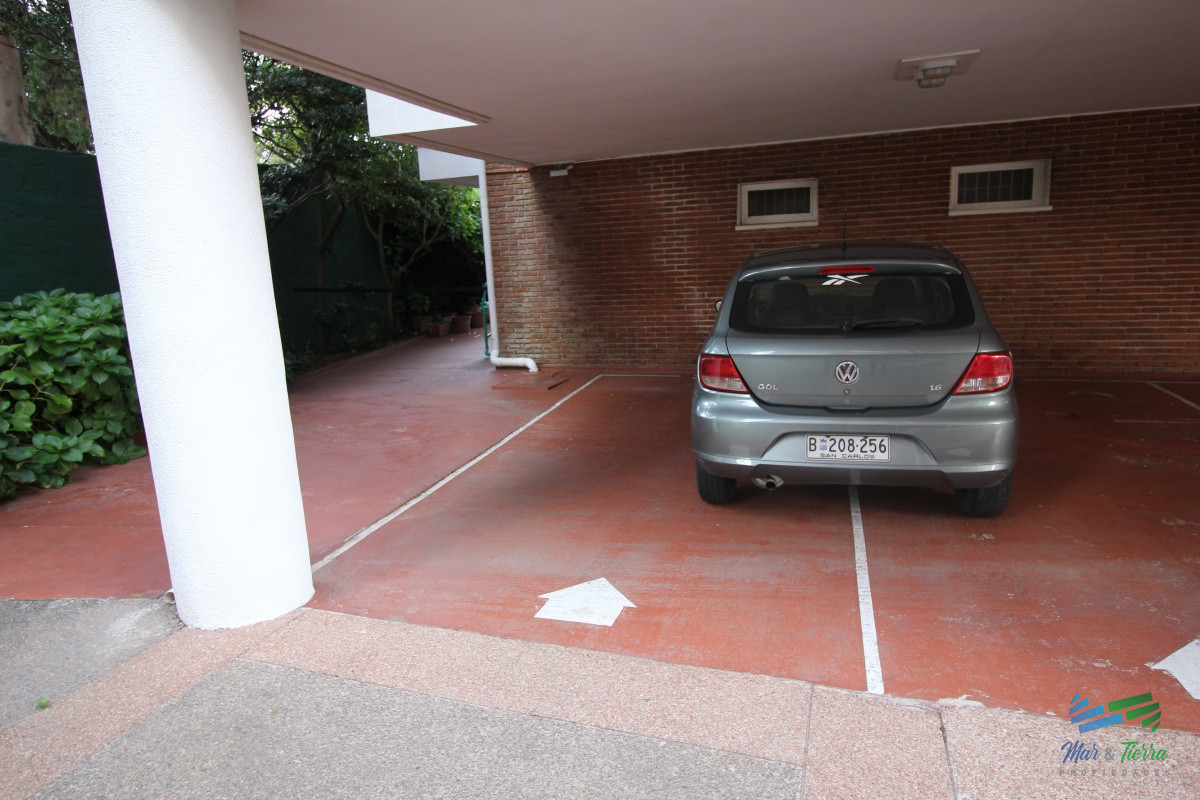 Apartamento ID.2502 - En venta apartamento 3 dormitorios en primera linea sobre Playa Mansa, Punta del Este.