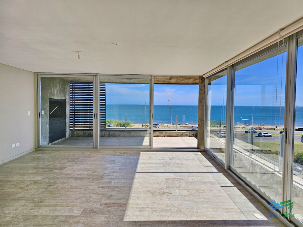 Apartamento ID.5677 - Alquiler anual apartamento penthouse frente al mar 3 dormitorios, Playa Mansa, Pinares, Punta del Este.