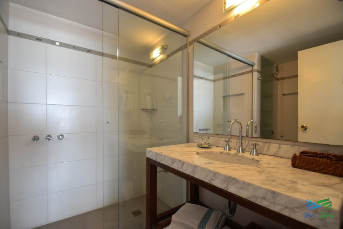Apartamento ID.2457 - Apartamento de 3 dormitorios con vista al mar ,Punta del Este