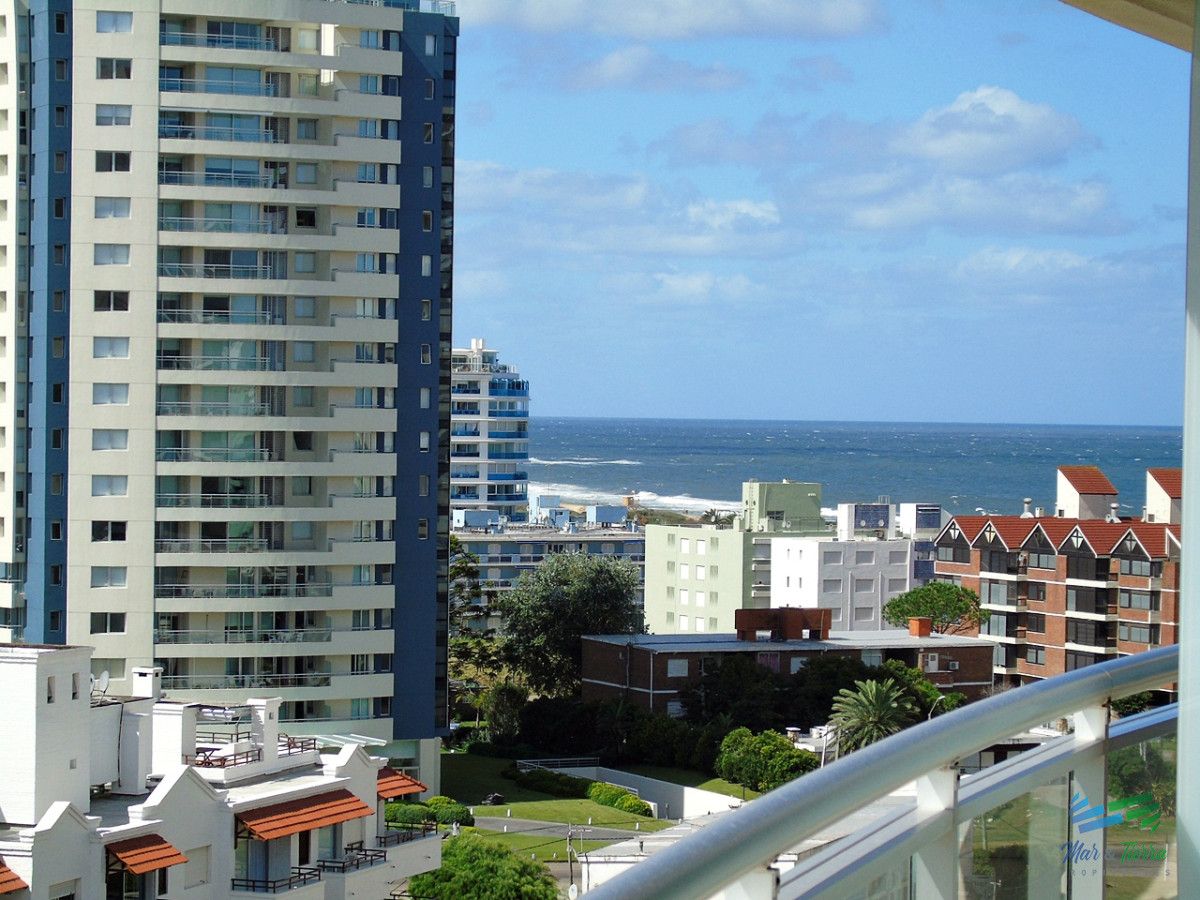 Apartamento ID.2435 - A metros del mar, en una de las zonas de mas categoría. Apartamento en piso alto con vista al mar.OPORTUNIDAD