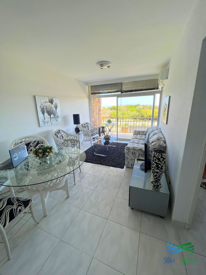Apartamento ID.4482 - Venta de apartamento un dormitorio y medio primera línea playa Mansa Punta del Este