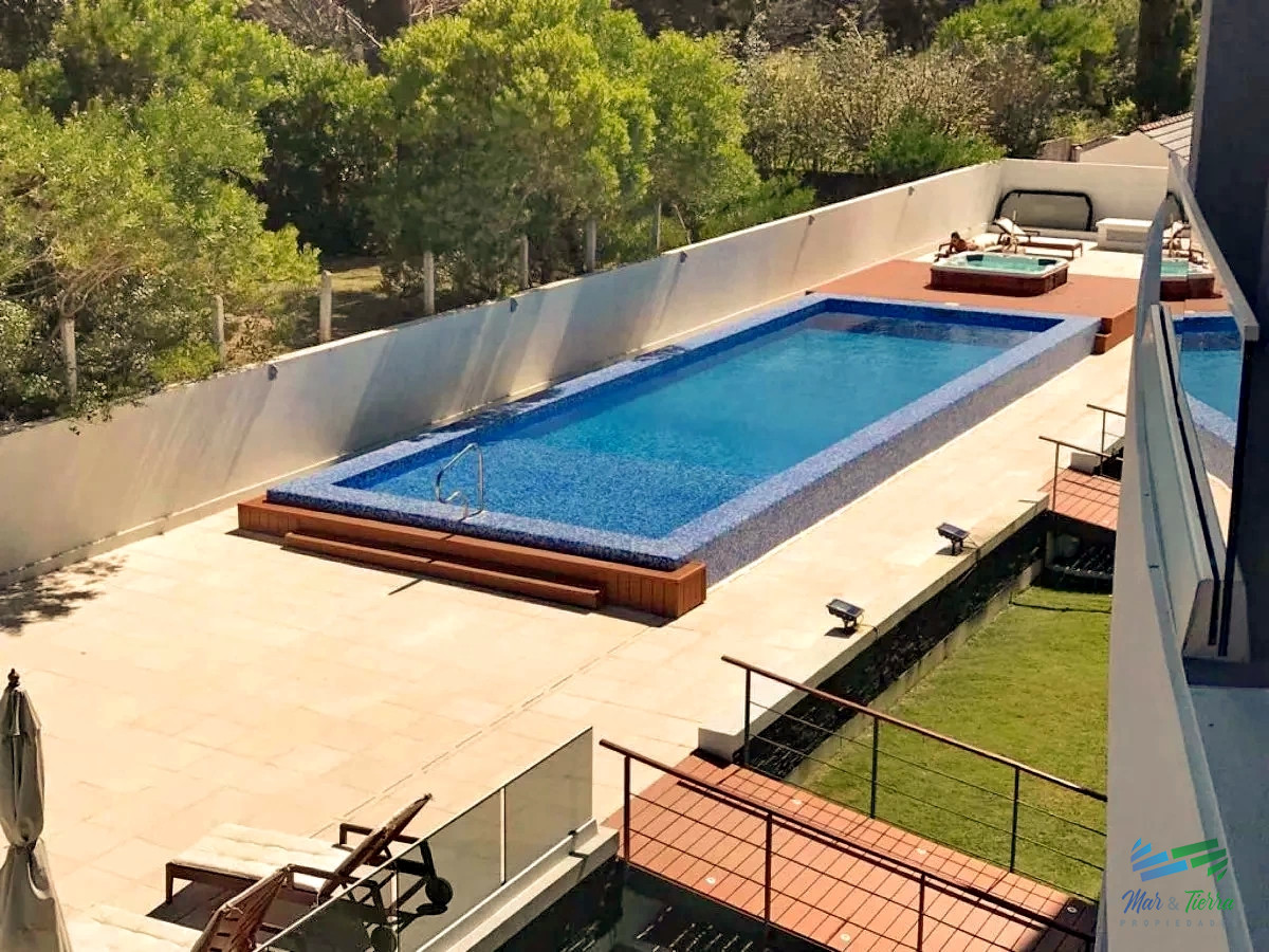 Apartamento ID.3357 - Vendo apartamento 3 dormitorios con servicios y vista parcial, playa brava, Punta del Este