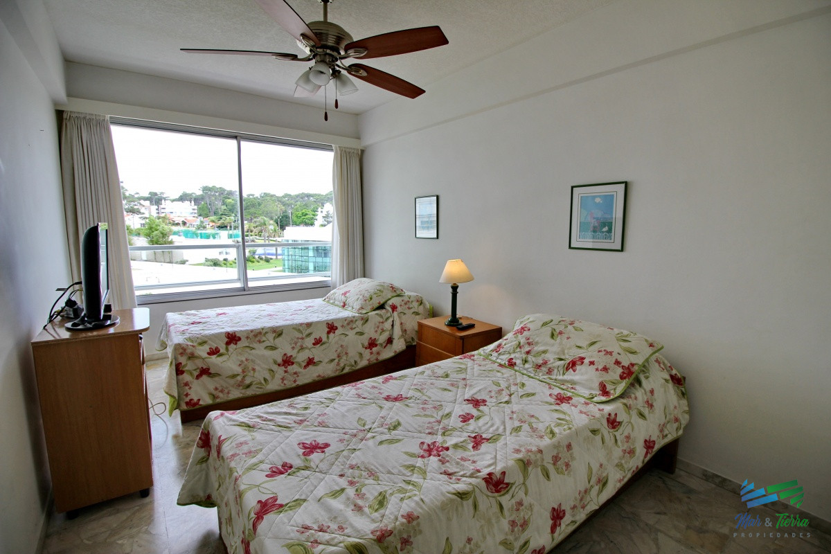 Apartamento ID.142 - Vendoa apartamento 2,5 dormitorios en playa mansa, complejo Lincoln Center, Punta del Este.