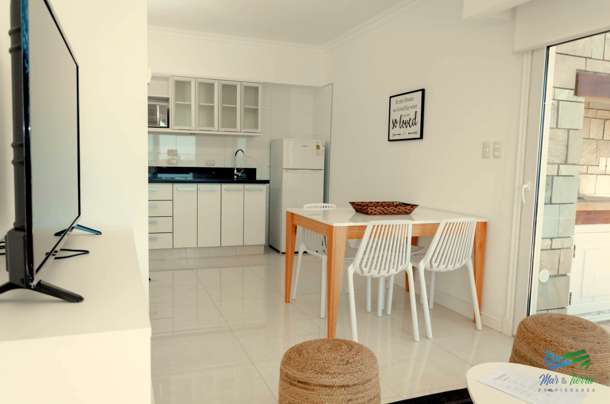 Apartamento ID.3945 - VENTA de Pent Huse sobre playa Mansa de 4 suites con todos los servicios