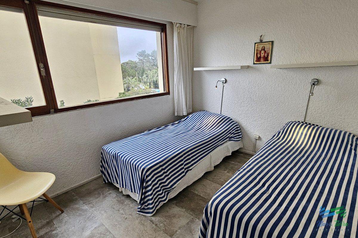 Apartamento ID.4813 - En venta apartamento de 2 dormitorios frente al mar, playa brava, Punta del Este