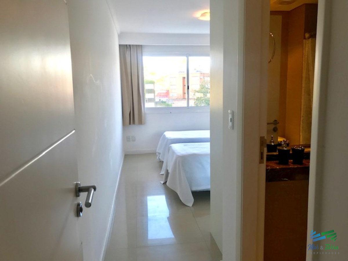 Apartamento ID.209 - Apartamento en Alquiler a una cuadra del mar (Playa Mansa)  en torre nueva, con todos y excelentes servicios .