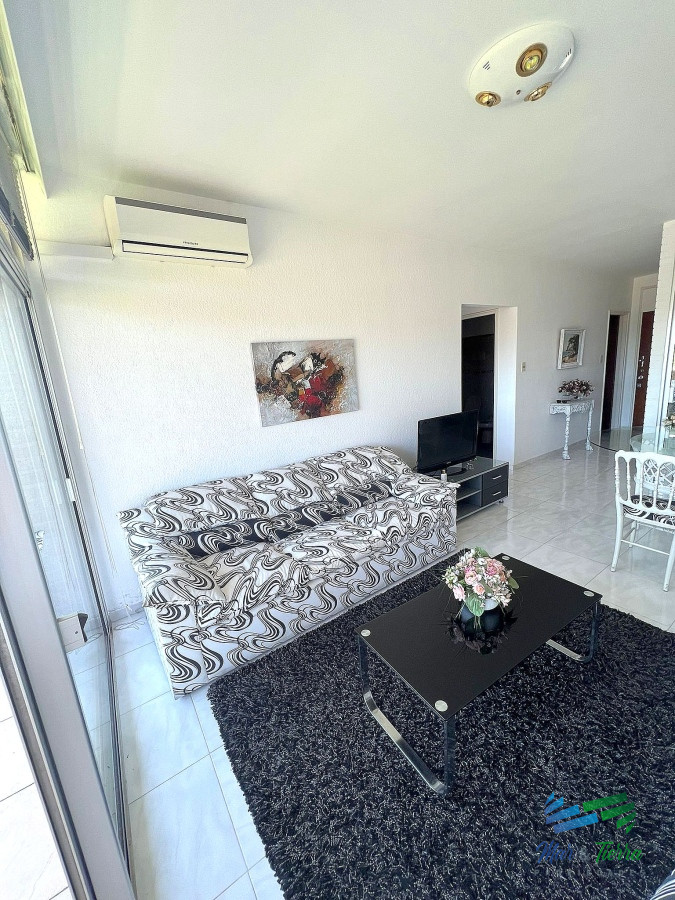 Apartamento ID.4482 - Venta de apartamento un dormitorio y medio primera línea playa Mansa Punta del Este