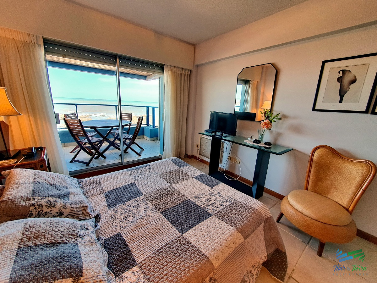 Apartamento ID.183 - Vendo o alquilo apartamento 3 dormitorios en primera línea en Penínsulta, Punta del Este 