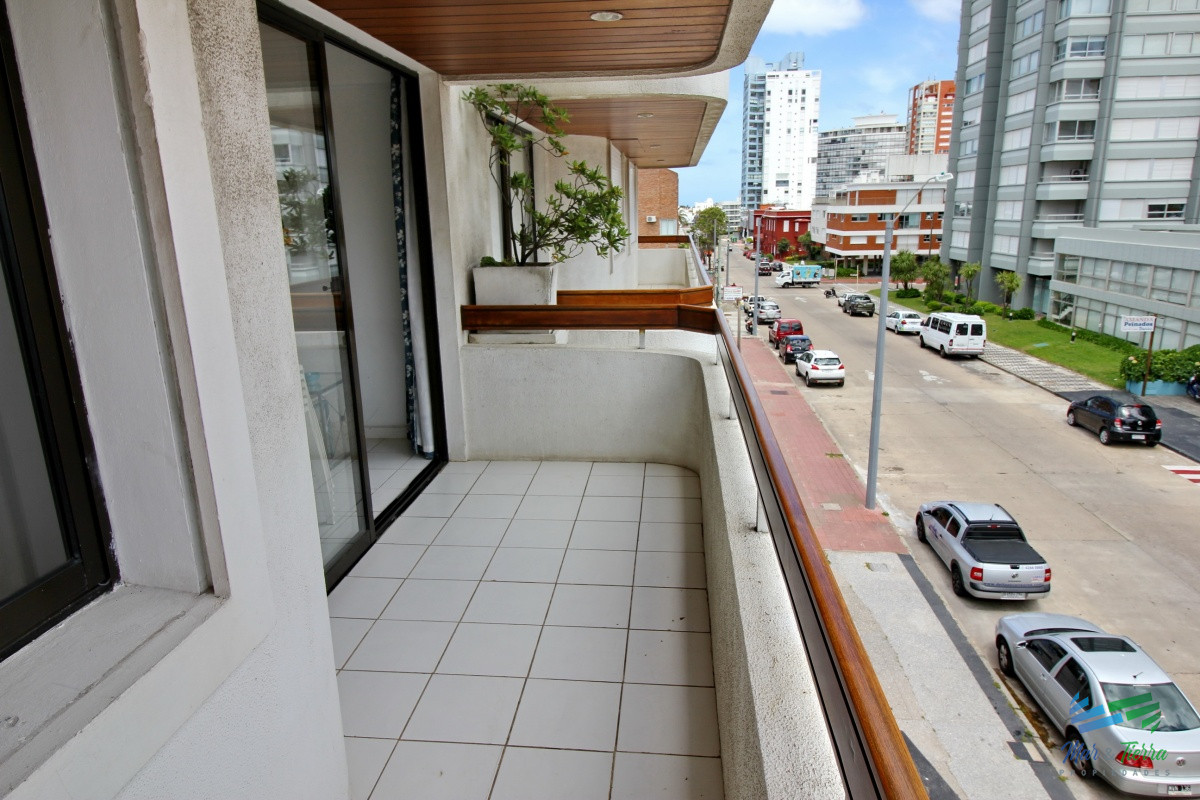 Apartamento ID.15 - Apartamento de 2 dormitorios con piscina en venta y alquiler en Peninsula, Punta del Este.