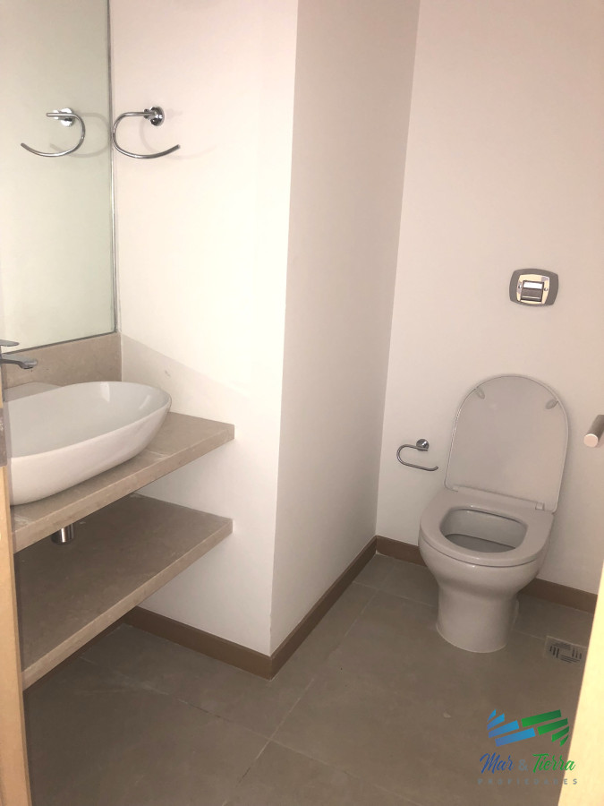 Apartamento ID.4305 - Venta de apartamento pent house de 3 suites mas servicio con baño y terraza primera linra en playa brava