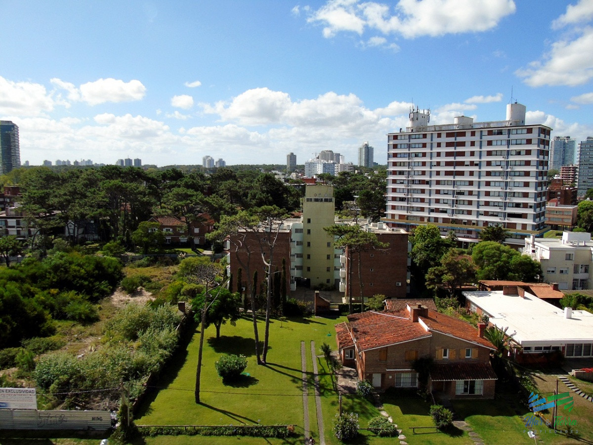 Apartamento ID.2435 - A metros del mar, en una de las zonas de mas categoría. Apartamento en piso alto con vista al mar.OPORTUNIDAD
