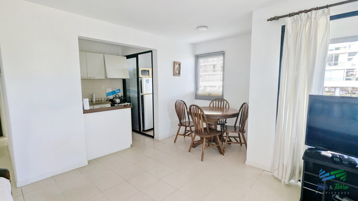 Apartamento ID.2326 - Venta de apartamento 1 dormitorio esquinero con balcon y cochera sobre Roosevelt
