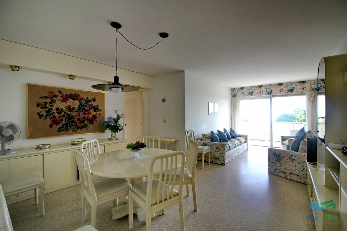 Apartamento ID.2502 - En venta apartamento 3 dormitorios en primera linea sobre Playa Mansa, Punta del Este.