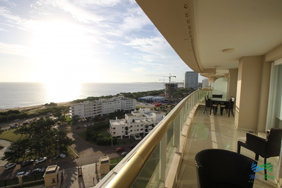 Apartamento ID.2446 - APARTAMENTO EN VENTA DE 3 DORMITORIOS + SERVICIO, PLAYA MANSA, PUNTA DEL ESTE 