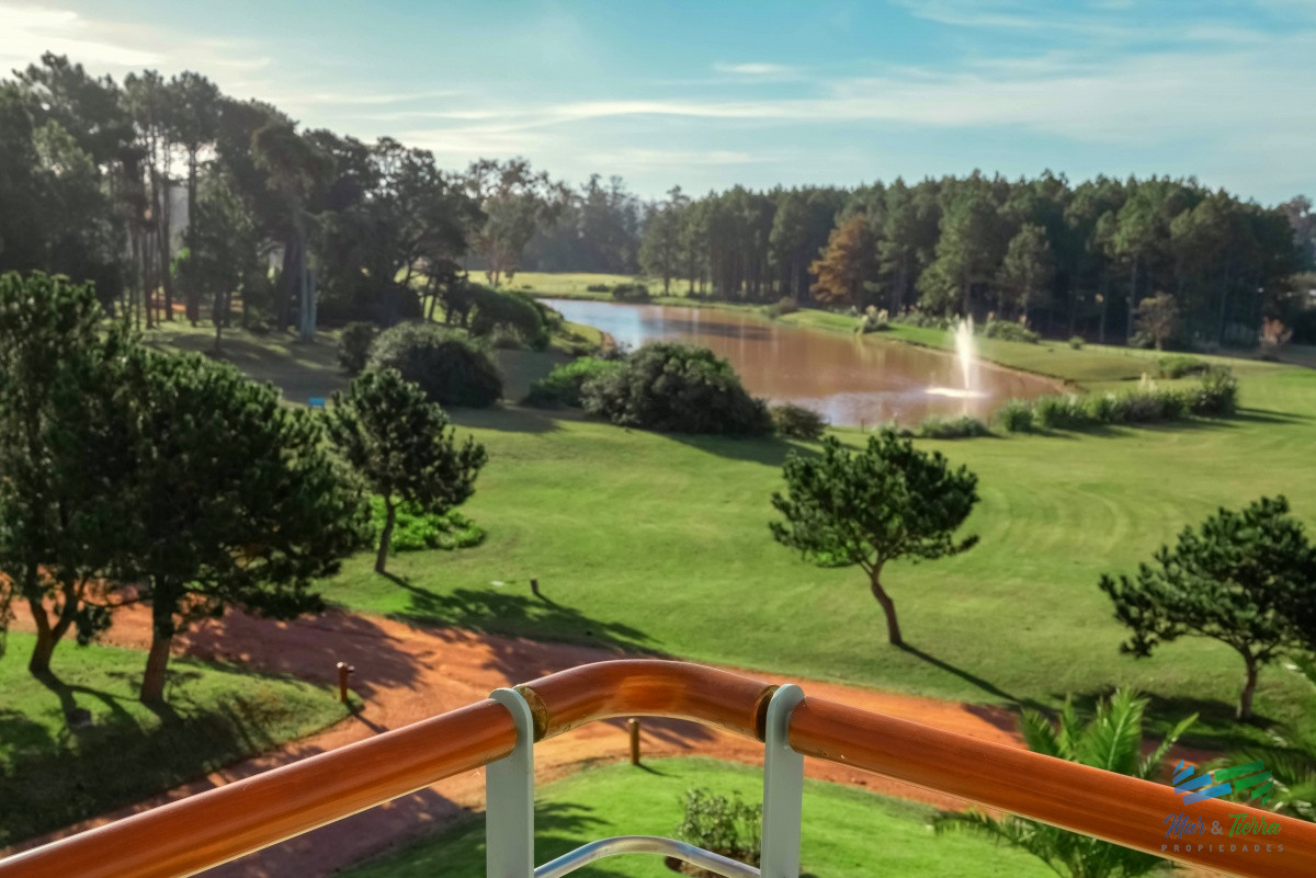 Apartamento ID.3945 - VENTA de Pent Huse sobre playa Mansa de 4 suites con todos los servicios