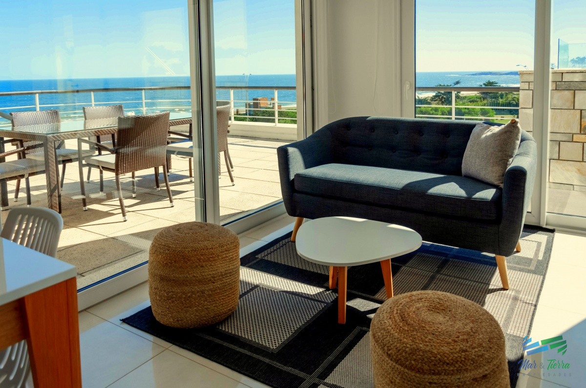 Apartamento ID.3945 - VENTA de Pent Huse sobre playa Mansa de 4 suites con todos los servicios