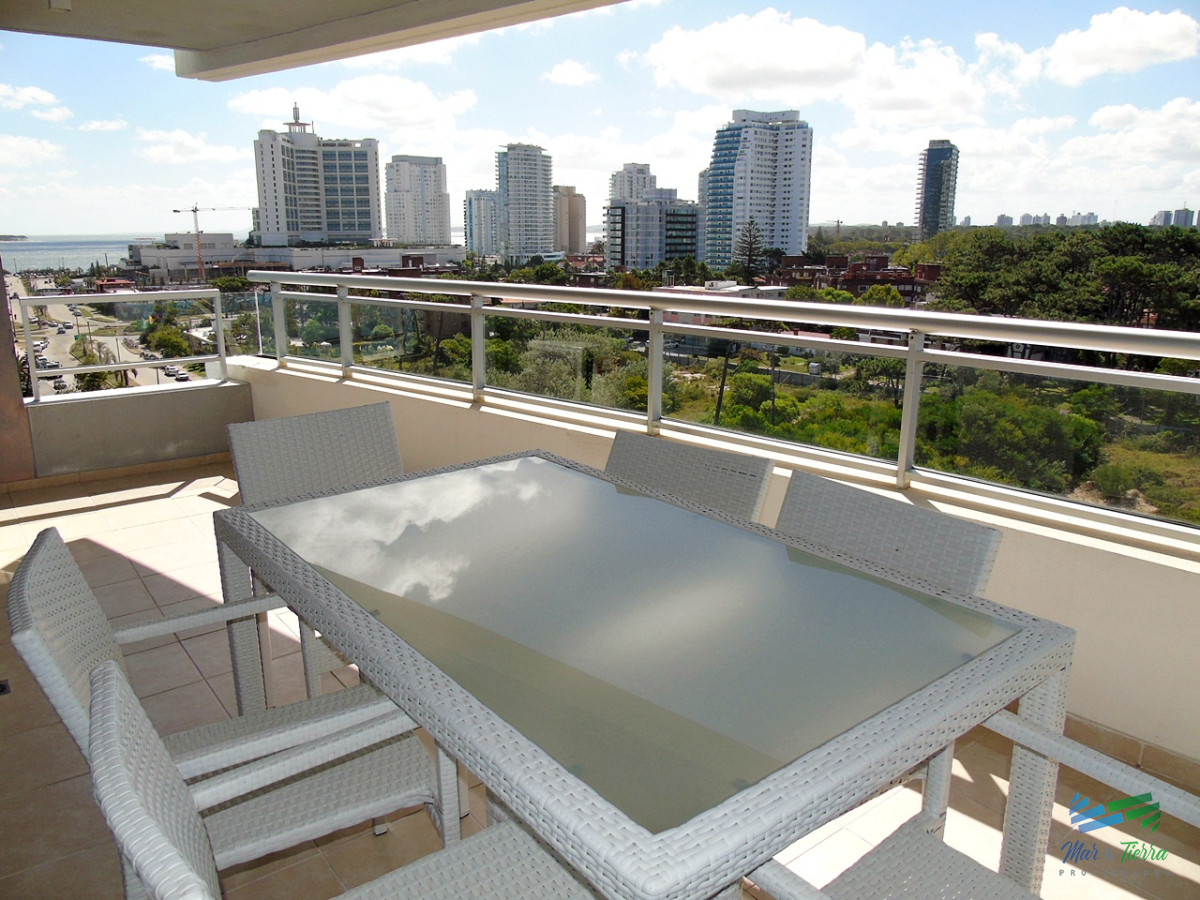 Apartamento ID.2435 - A metros del mar, en una de las zonas de mas categoría. Apartamento en piso alto con vista al mar.OPORTUNIDAD