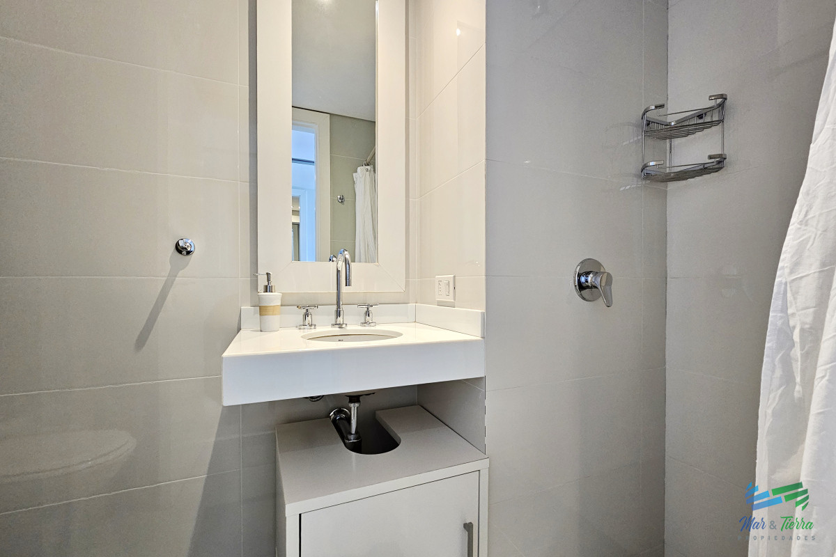 Apartamento ID.3664 - Alquilo apartamento 3 dormitorios frente al mar con servicios, Playa Mansa, Punta del Este