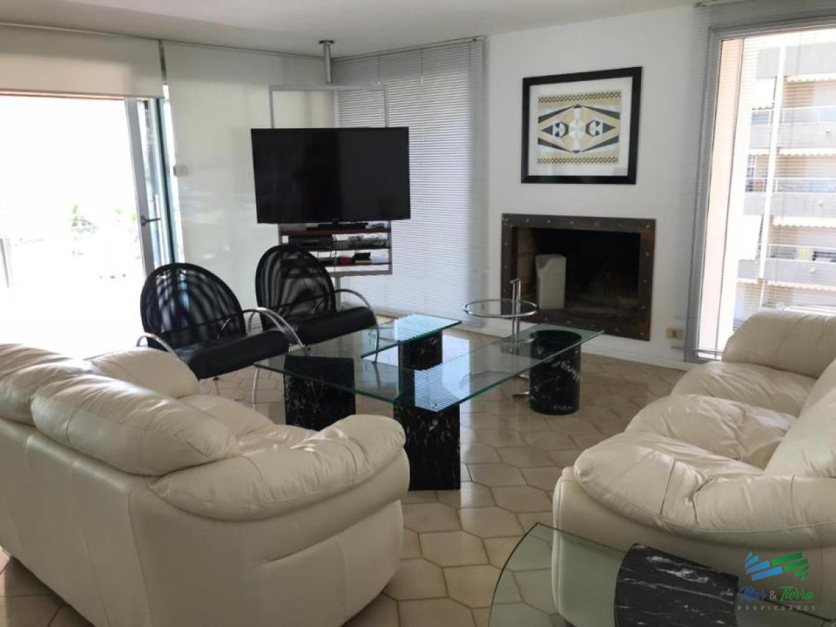 Apartamento ID.2601 - Vendo apartamento 4 dormitorios frente al puerto, con la mejor vista, Peninsula, Punta del Este.
