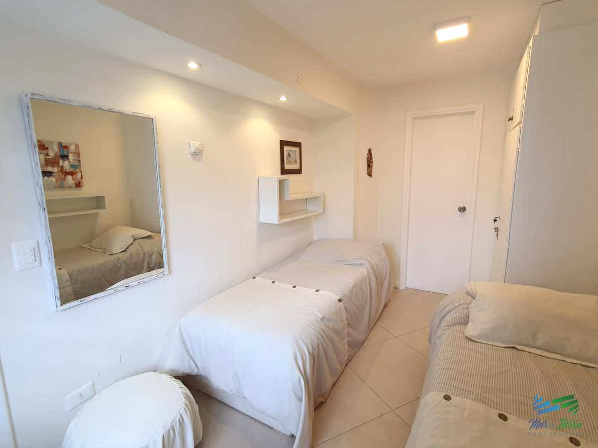 Apartamento ID.4030 - Venta apartamento 3 dormitorios, primera linea playa Brava, Punta del Este