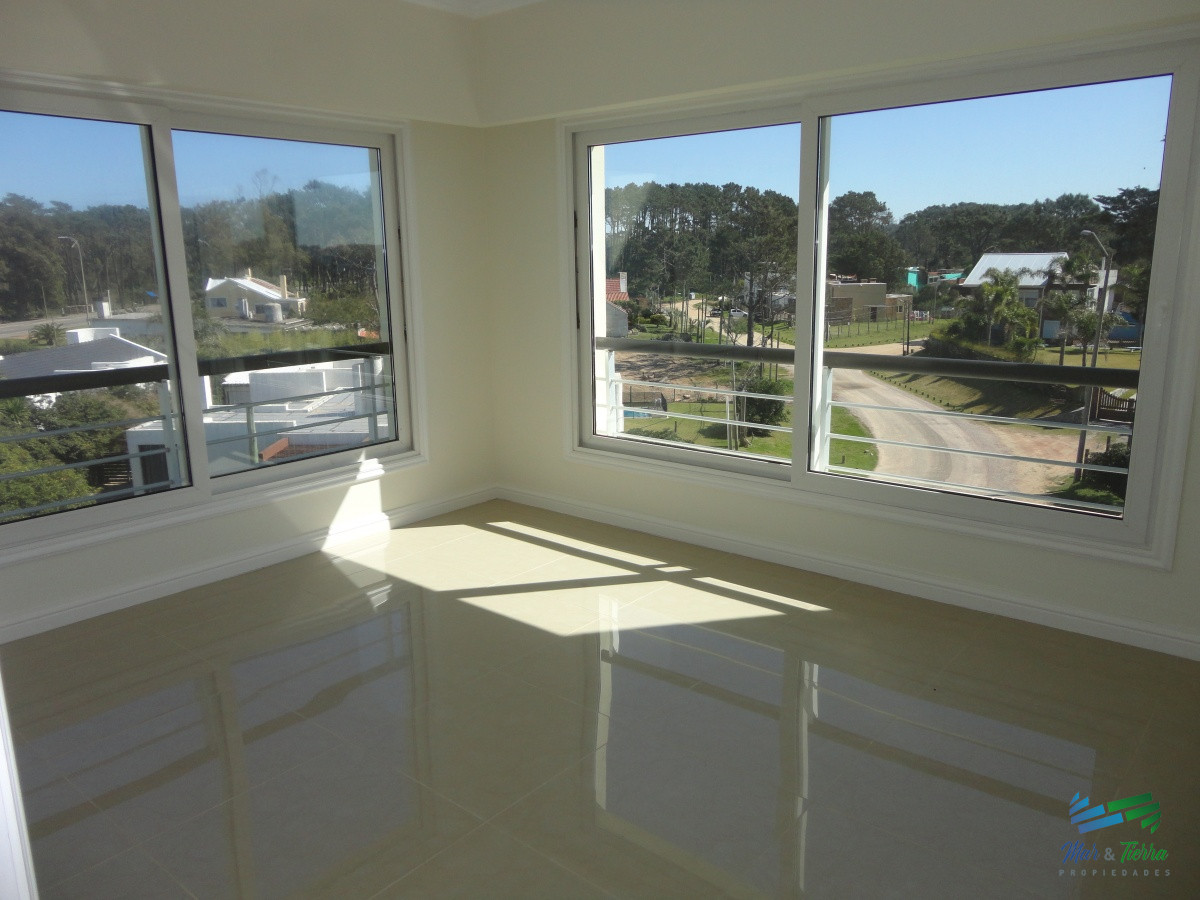 Apartamento ID.3945 - VENTA de Pent Huse sobre playa Mansa de 4 suites con todos los servicios