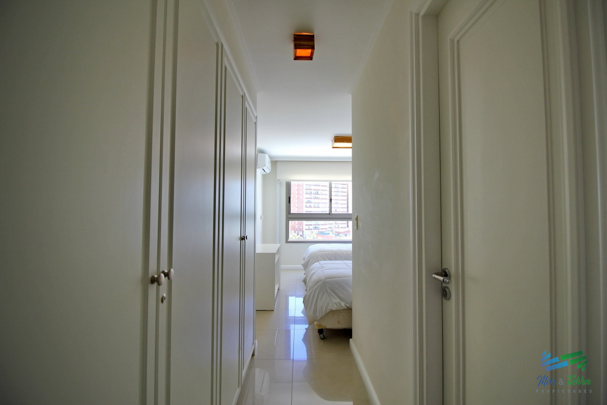 Apartamento ID.2338 - Apartamento de 3 dormitorios, primera linea frente al mar, en alquiler y venta, Punta del Este
