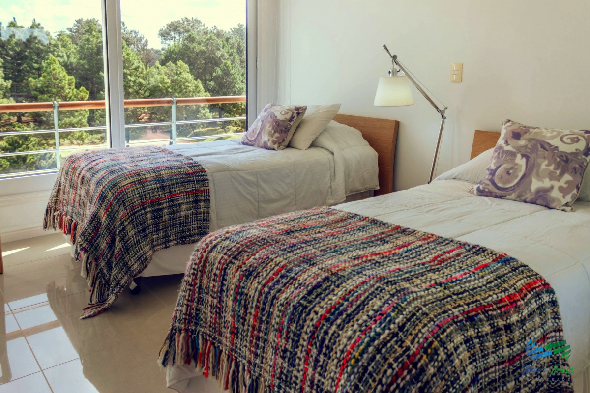 Apartamento ID.3947 - Venta de apartamento dúplex en complejo Veramansa sobre playa Mansa de punta del Este