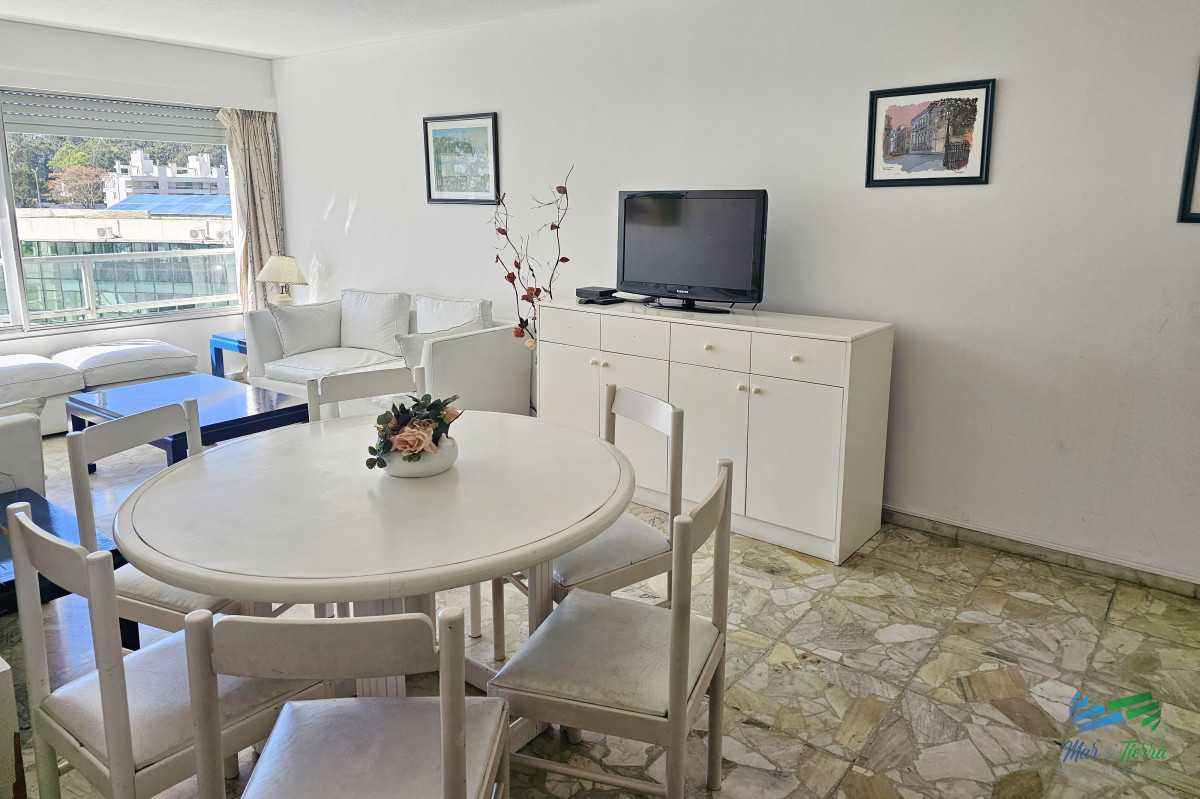 Apartamento ID.142 - Vendo apartamento 2,5 dormitorios en playa mansa, complejo Lincoln Center, Punta del Este.