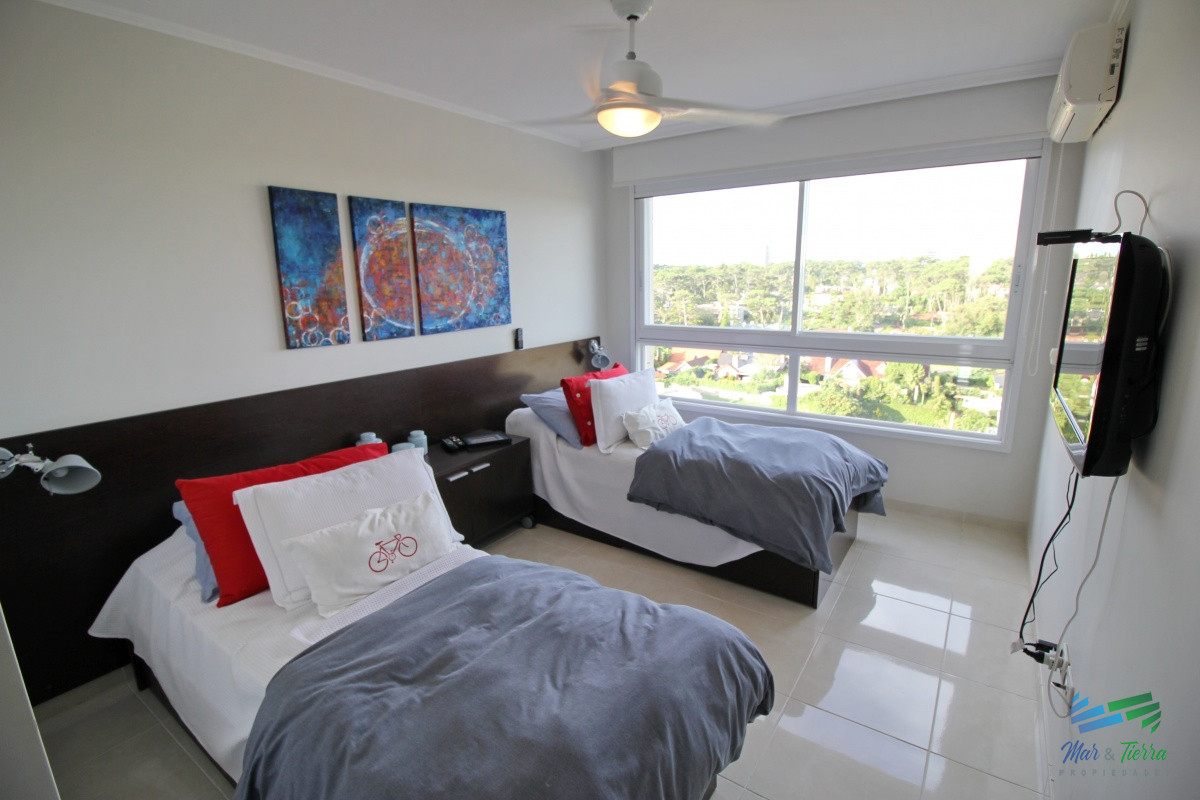 Apartamento ID.2446 - APARTAMENTO EN VENTA DE 3 DORMITORIOS + SERVICIO, PLAYA MANSA, PUNTA DEL ESTE 
