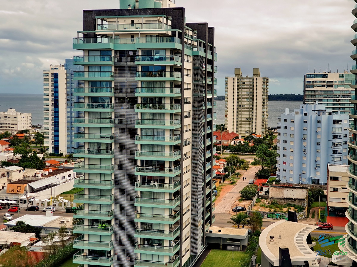 Apartamento ID.7 - Vendo apartamento 3 dormitorios con parrillero propio y servicios en Punta del Este