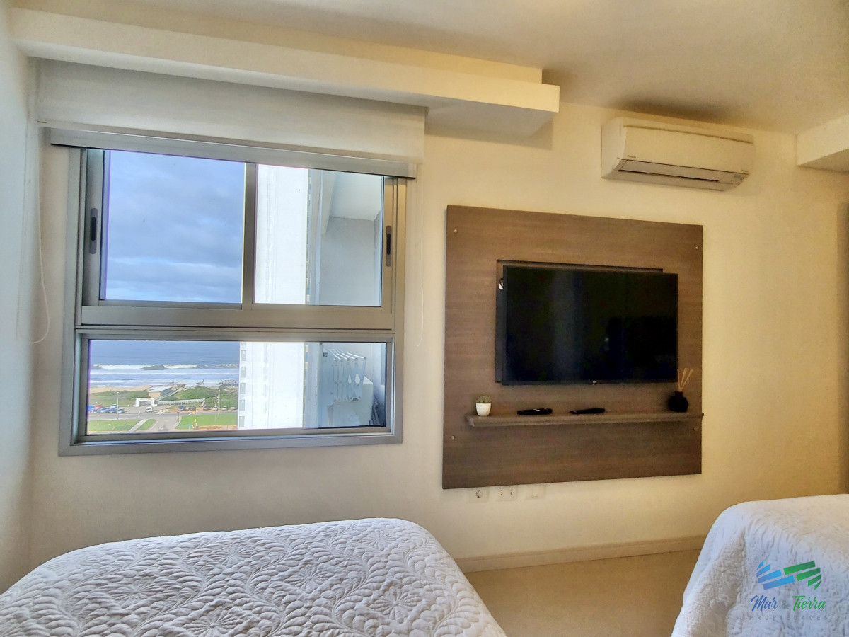 Apartamento ID.3879 - Venta apartamento de 3 dormitorios y servicio con baño 2da línea playa Brava Punta del Este 