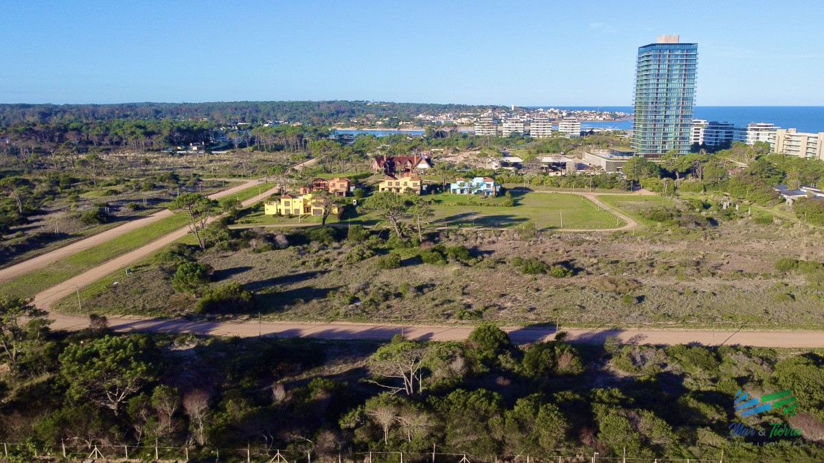 Apartamento ID.4305 - Venta de apartamento pent house de 3 suites mas servicio con baño y terraza primera linra en playa brava