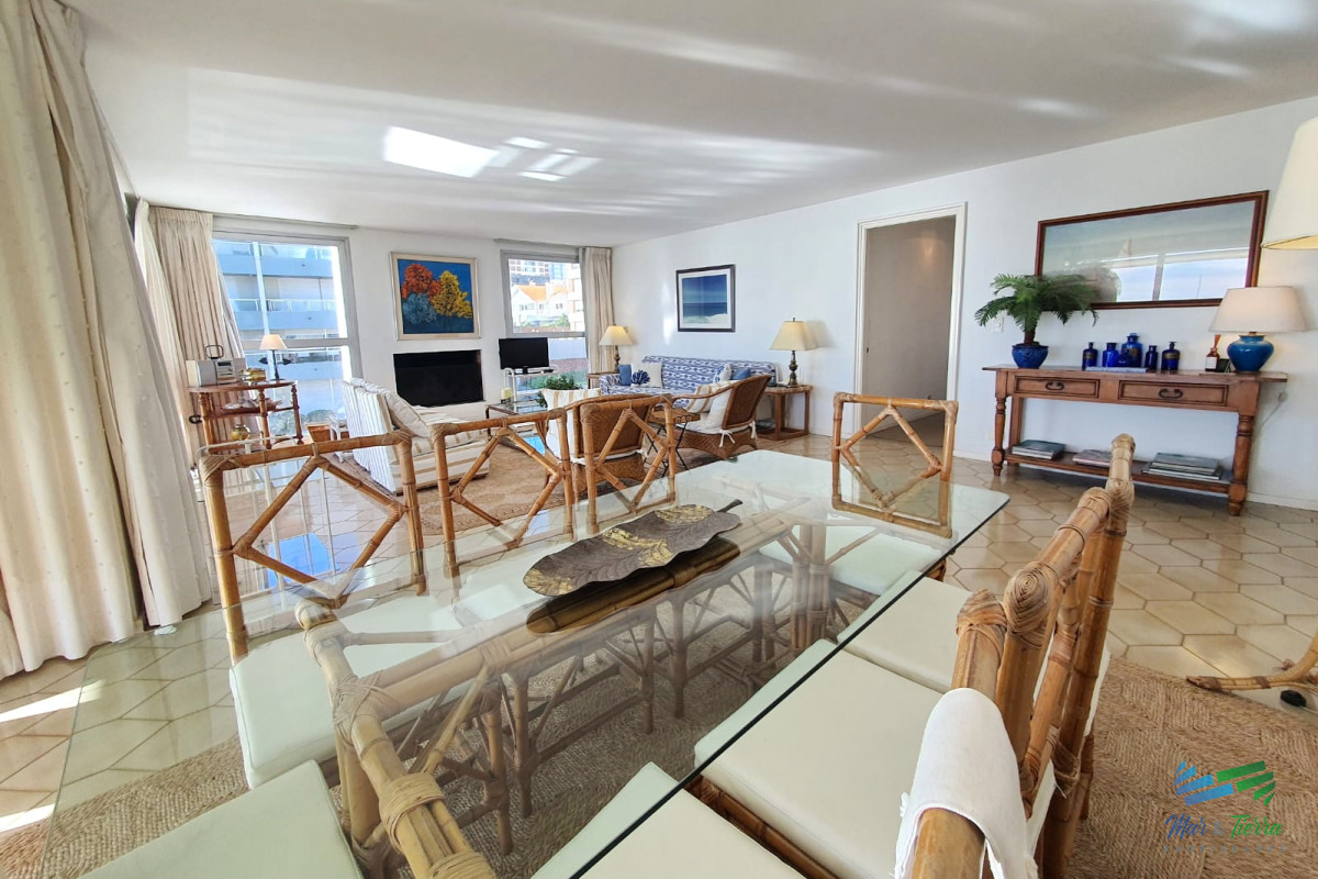 Apartamento ID.101 - Excelente opción en alquiler y venta, primera línea sobre el Puerto de Punta del Este. 